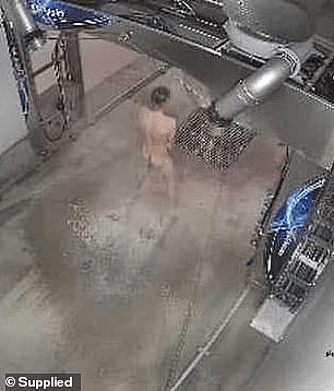 视频曝光！昆州男子竟溜进洗车房冲澡，赤身裸体，手捂私处疯狂自嗨（视频/组图） - 4