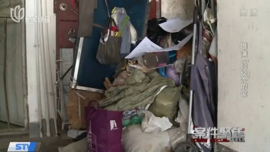 4天9卡车1000袋！上海一对母子在家堆积垃圾，竟然是为了…（视频/组图） - 2