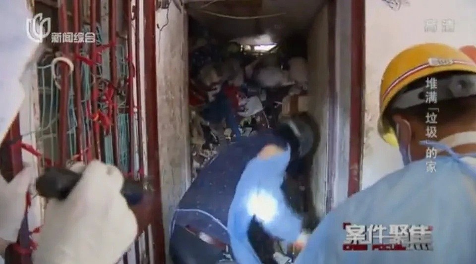 4天9卡车1000袋！上海一对母子在家堆积垃圾，竟然是为了…（视频/组图） - 11