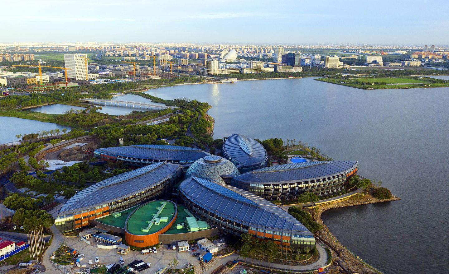 2020年7月30日，上海临港新片区城市核心圈滴水湖畔，一批重点项目、民生实事工程建设全面推进。（视觉中国）
