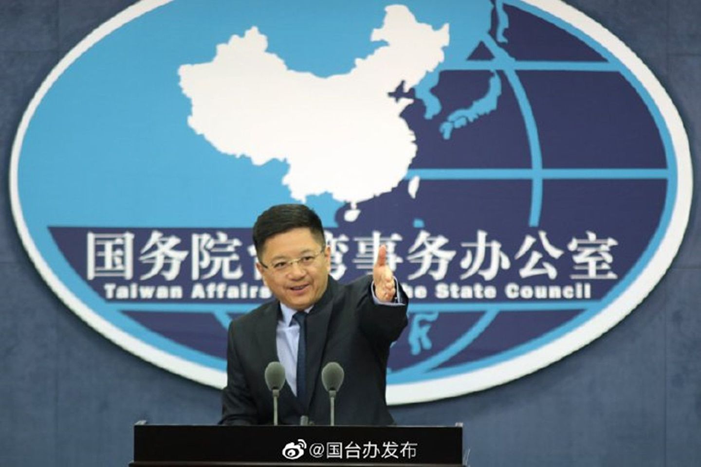 国台办发言人马晓光对于台湾围堵陆资政策表示，台湾从两岸贸易中取得700亿美元顺差，民进党政府的举动只会断送台湾民众的发展机遇。（微博＠国台办发布）