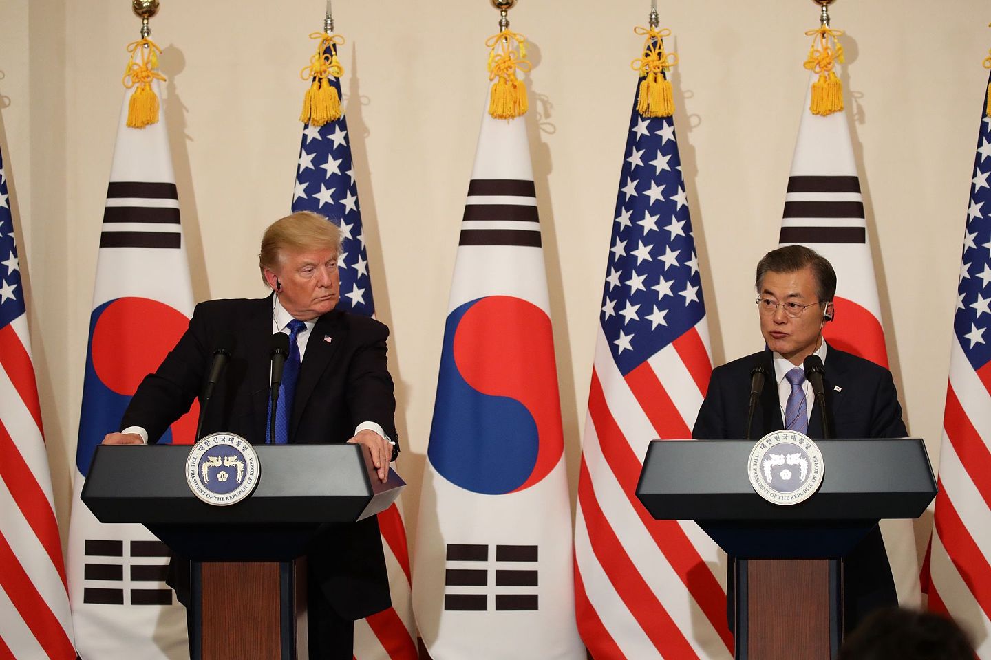 在中美博弈的背景下，身为美国盟友的韩国不可避免会被卷入其中。图为美韩领导人2017年11月7日在首尔举行会晤。（新华社）