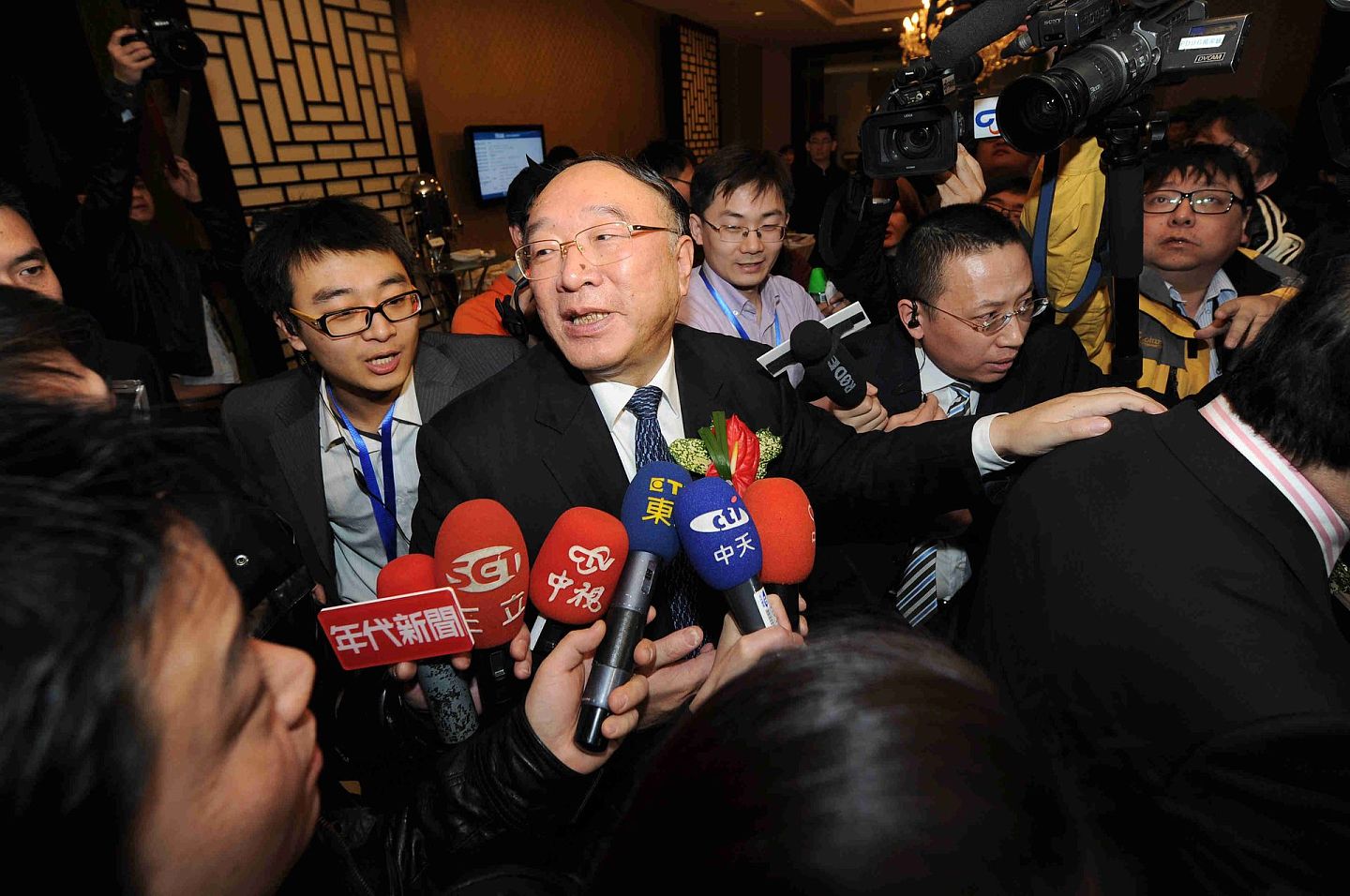 2012年2月28日，时任重庆市市长黄奇帆在一个论坛上被记者提问。（AFP）