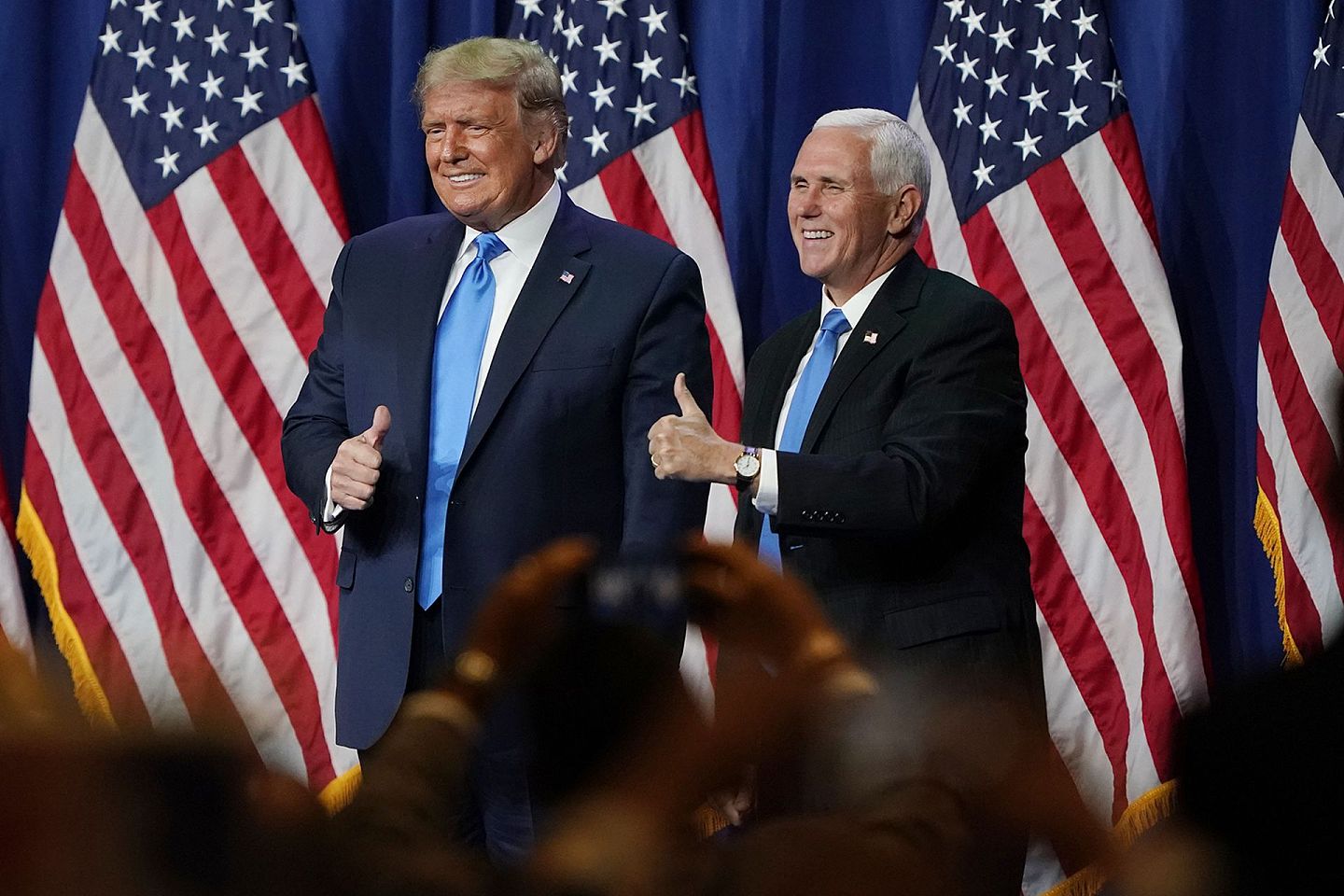 8月24日，美国总统特朗普和副总统彭斯（Mike Pence）在北卡罗来纳州夏洛特市举行的共和党全国代表大会第一天发言后竖起大拇指。（AP）