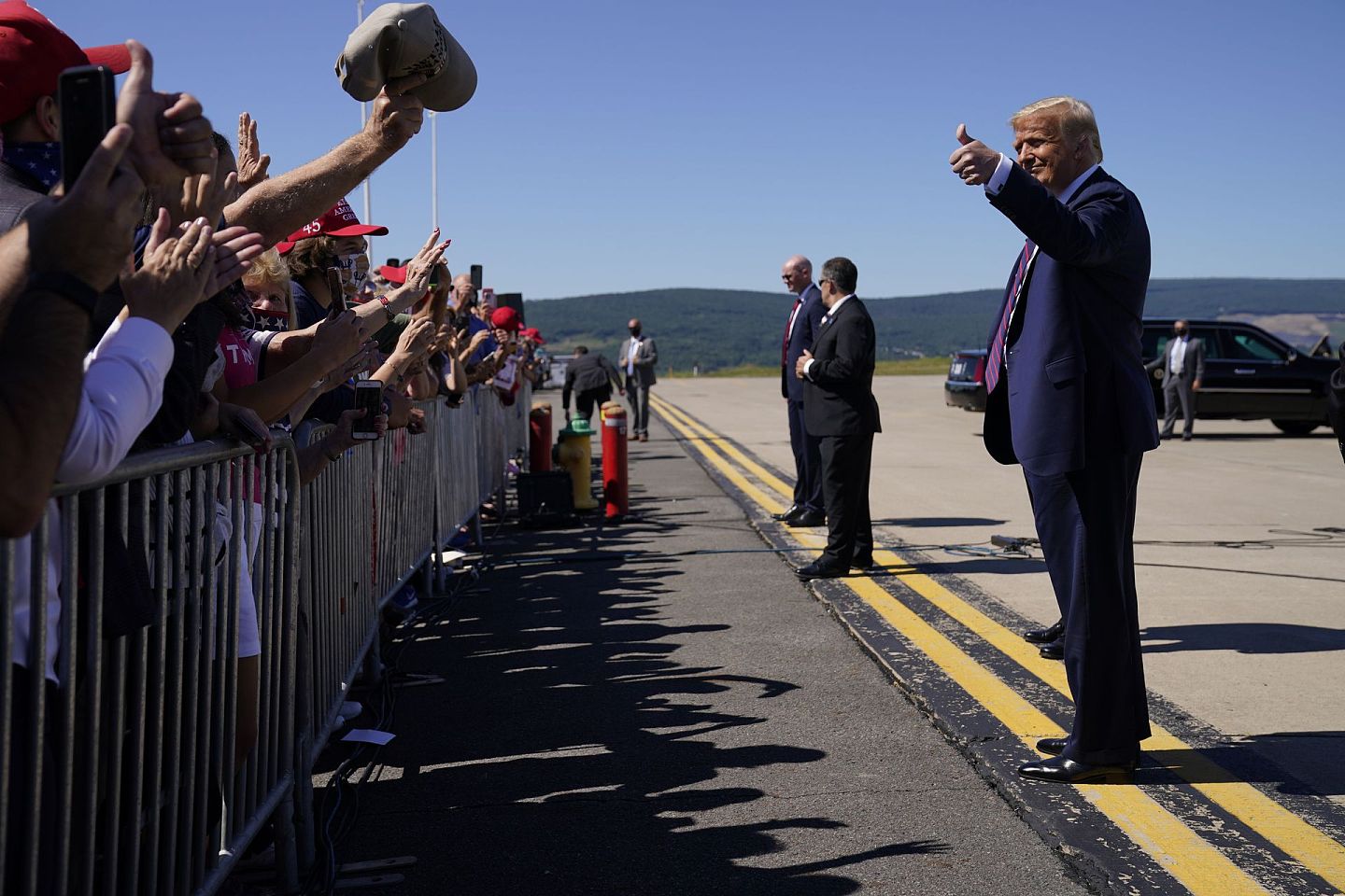 8月20日，特朗普抵达宾夕法尼亚州Avoca的威尔克斯-巴雷·斯克兰顿国际机场（ Wilkes-Barre Scranton International Airport），向到场迎接的支持者竖起大拇指。（AP）