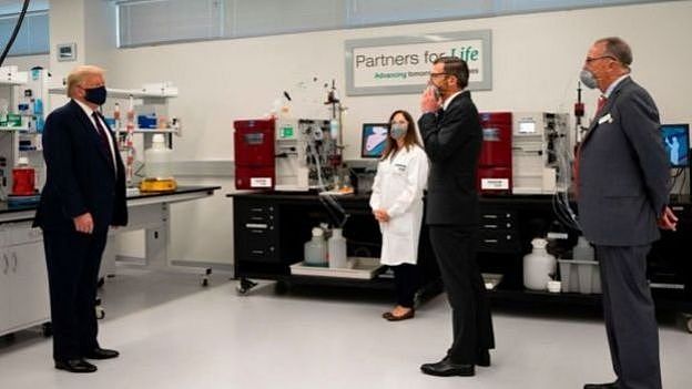 特朗普视察一家研发新冠疫苗的实验室。
