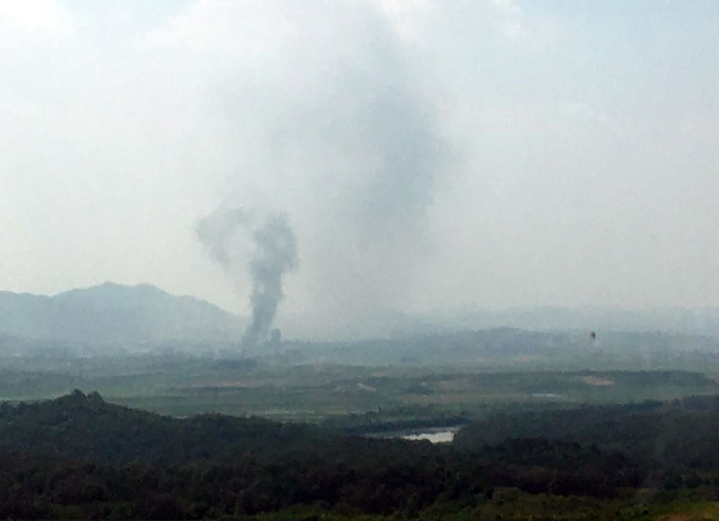 6月16日下午朝鲜开城工业园区传出爆炸声，并冒起浓烟。韩国统一部随后证实，朝鲜对位于开城工业园区的韩朝联络办公室实施爆破。（AP）
