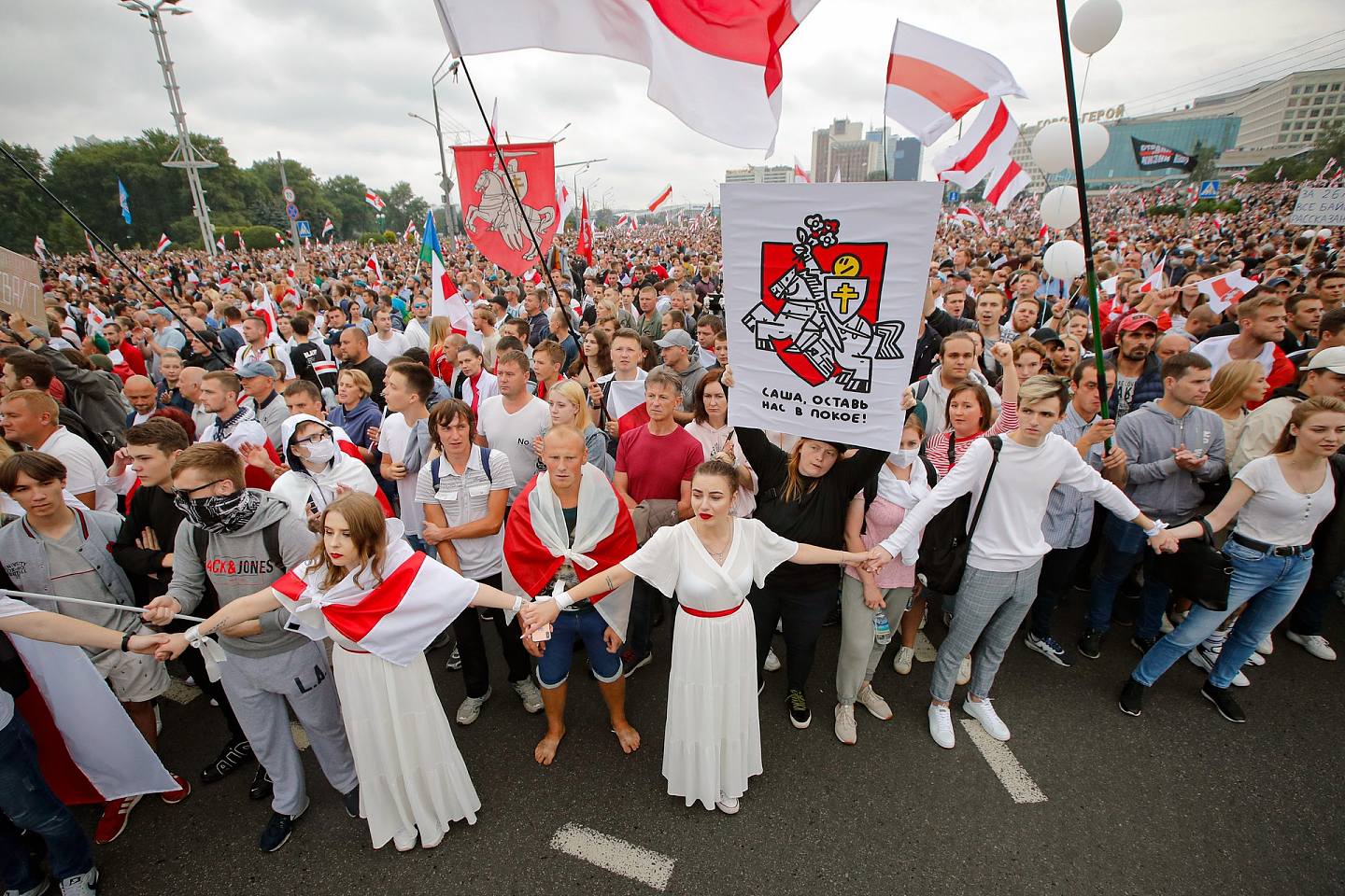 2020年8月23日，白俄罗斯明斯克，示威者在抗议活动中大喊。 示威者走上白俄罗斯首都和其他城市的街头，继续推动该国独裁领导人卢卡申科总统辞职。 自从两周前可疑的总统选举以来，大规模爆发的不满情绪震撼了白俄罗斯。 (美联社照片/ Dmitri Lovetsky)