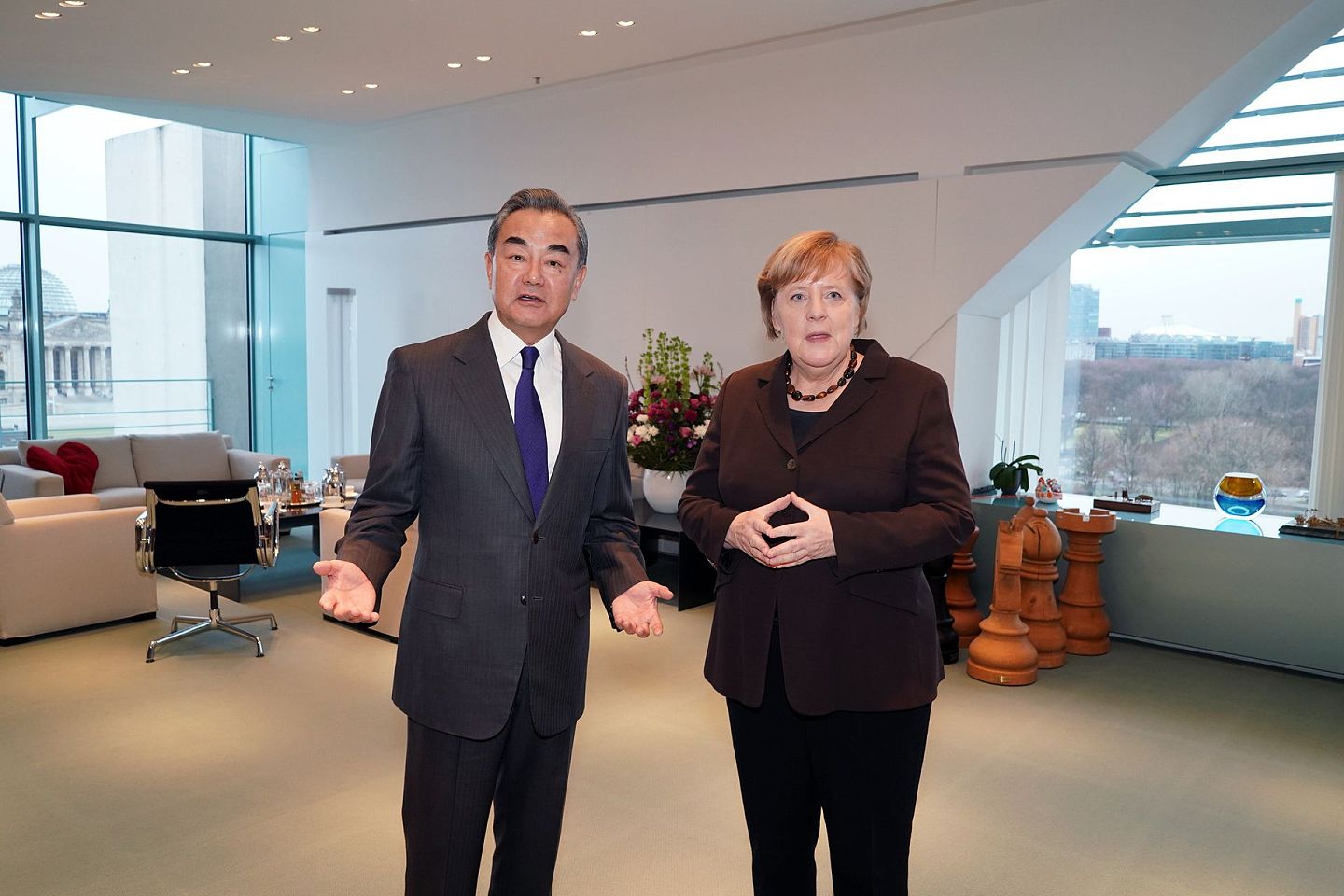 2020年2月13日，德国总理默克尔（Angela Merkel，右）在柏林会见中国国务委员兼外交部长王毅。（新华社）