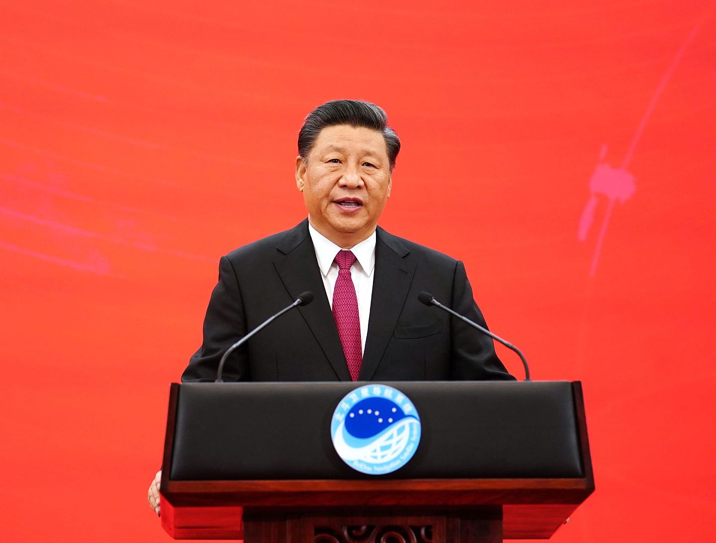 7月31日，北斗三号全球卫星导航系统建成暨开通仪式在北京举行。中国国家主席习近平出席仪式，宣布北斗三号全球卫星导航系统正式开通。（新华社）
