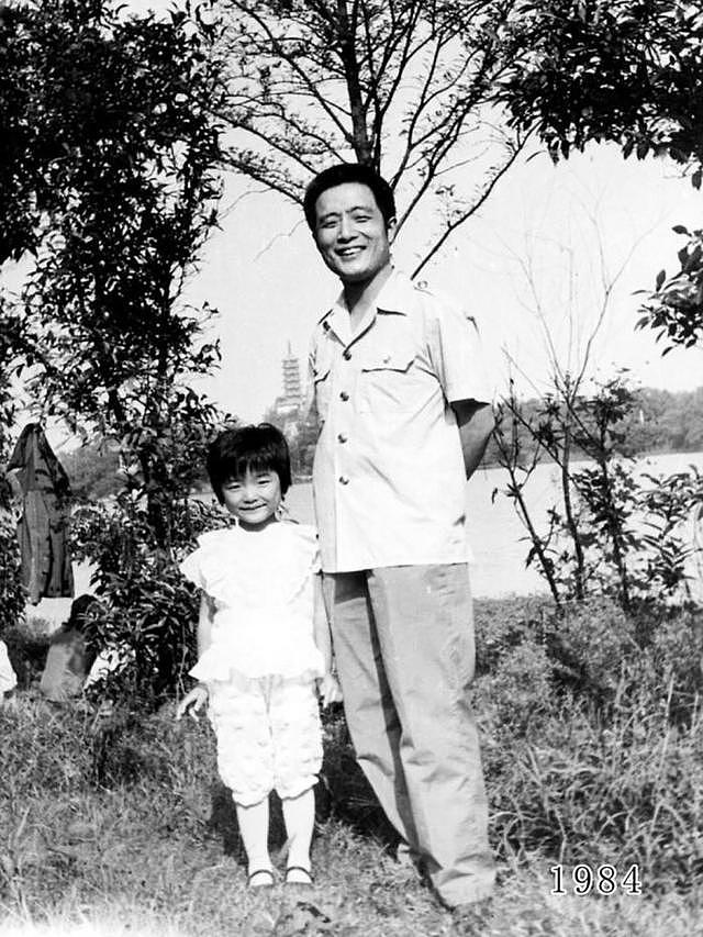 中国父女40年在同一地点拍照片，不仅国内火，还火到国外去了（组图） - 5