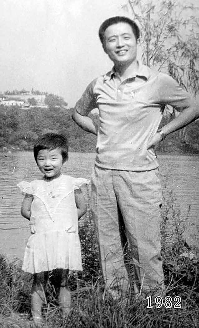 中国父女40年在同一地点拍照片，不仅国内火，还火到国外去了（组图） - 3