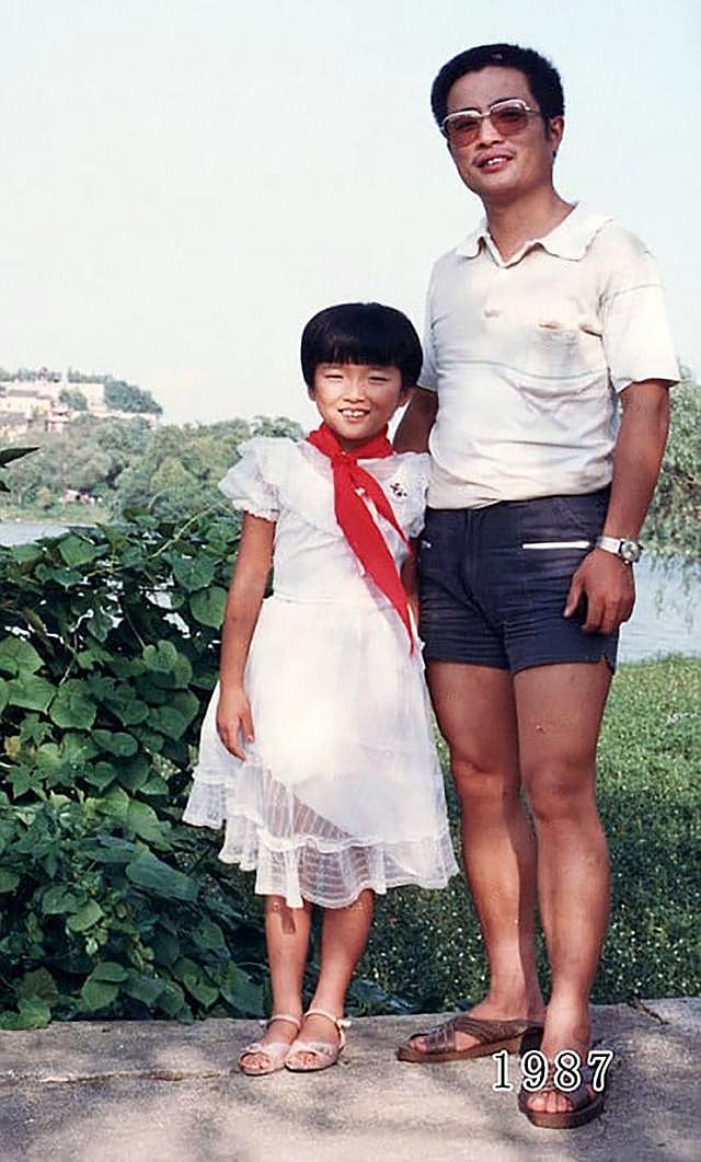 中国父女40年在同一地点拍照片，不仅国内火，还火到国外去了（组图） - 12