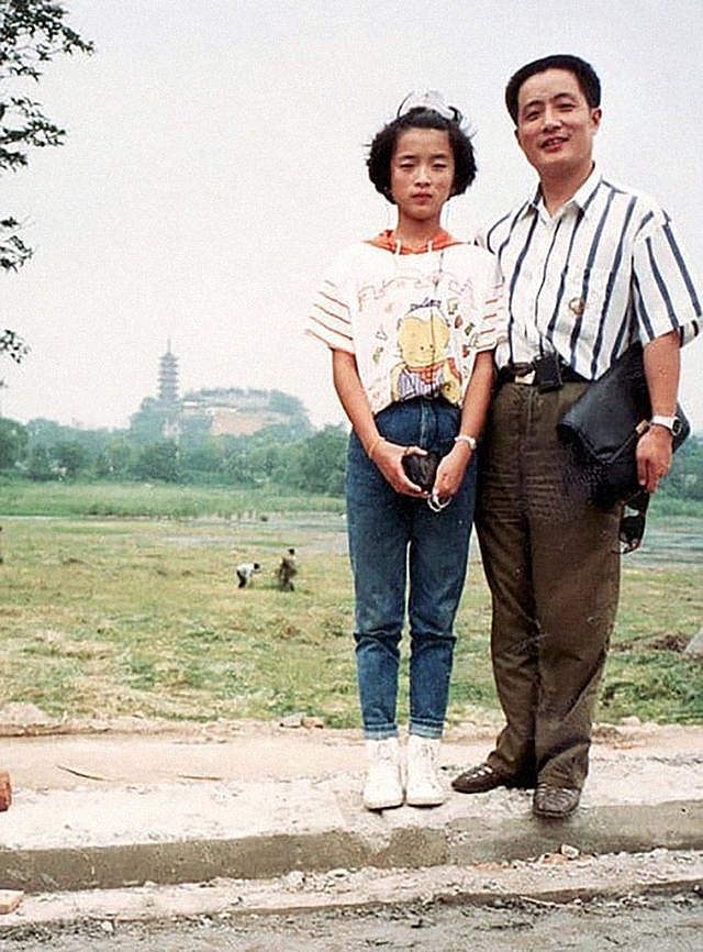中国父女40年在同一地点拍照片，不仅国内火，还火到国外去了（组图） - 17