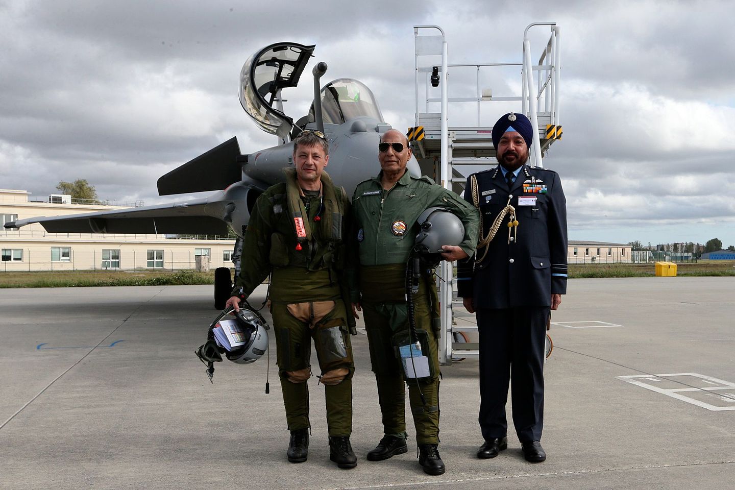 2019年10月8日，印度空军订购的首架“阵风”战机日前在法国达索公司下线，印度防长辛格（Rajnath Singh）访问法国出席了交付仪式。（AP）