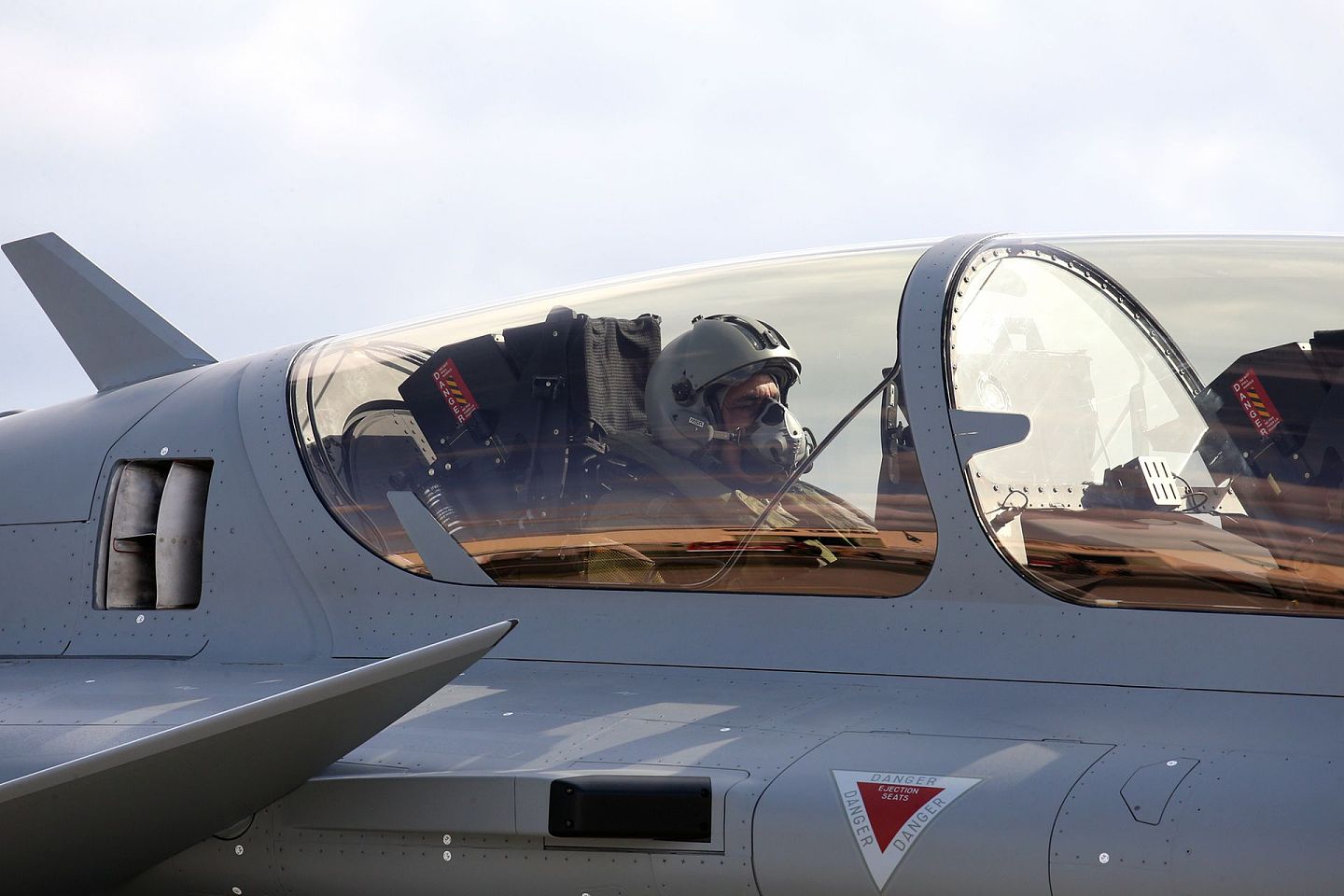 印度防长辛格坐在战机后座，准备试飞“阵风”战机。（AP）