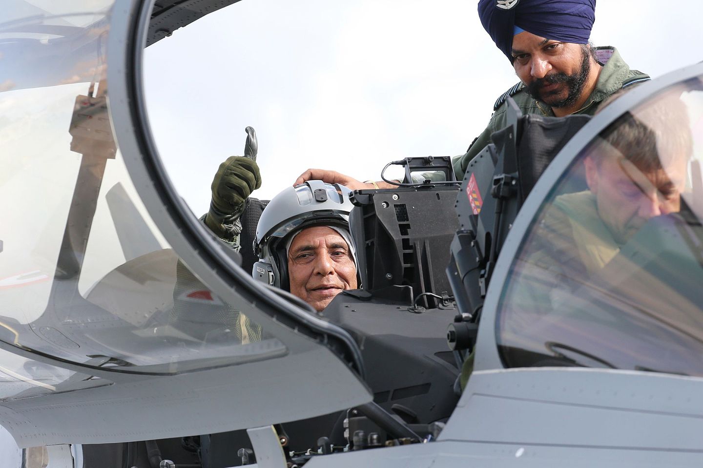 印度防长辛格进入“阵风”战机驾驶舱，与一名法国飞行员进行试飞。（AP）