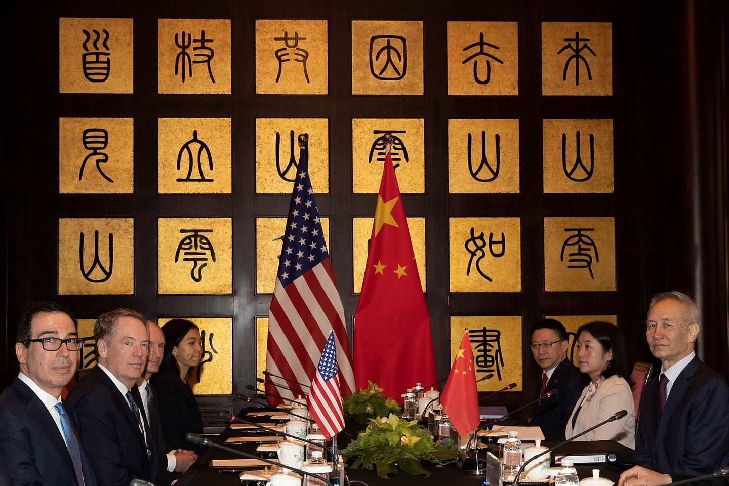 2019年7月30日，中美上海贸易谈判的背景墙，是“云来山更佳，云去山如画”的诗句。（Reuters）