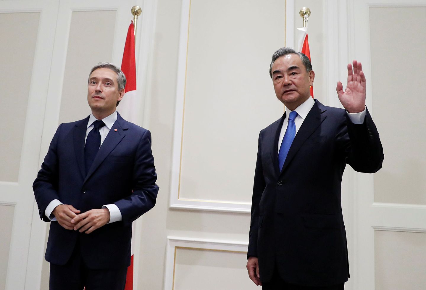 8月25日，中国外长王毅（右）在罗马与加拿大外长进行会晤。（Reuters）