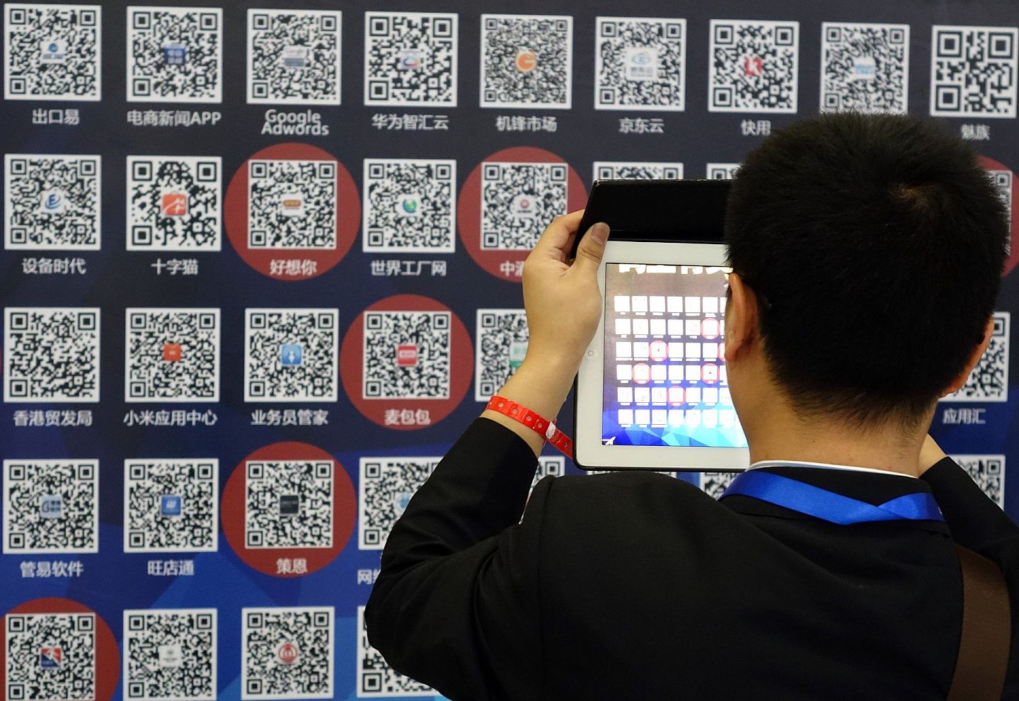二维码在中国的应用比西方更普及。图为2014年4月21日，郑州华润万象城内一个5米长3米高的二维码墙，上面布满了近百个企业的二维码。（视觉中国）