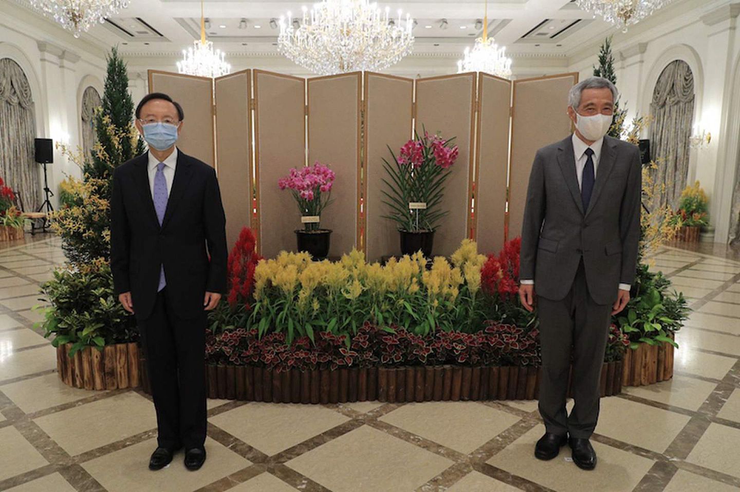 杨洁篪8月19日至21日访问新加坡，并与新加坡总理李显龙会晤，这是新冠疫情后中国高层的首次外访。（新加坡外交部）