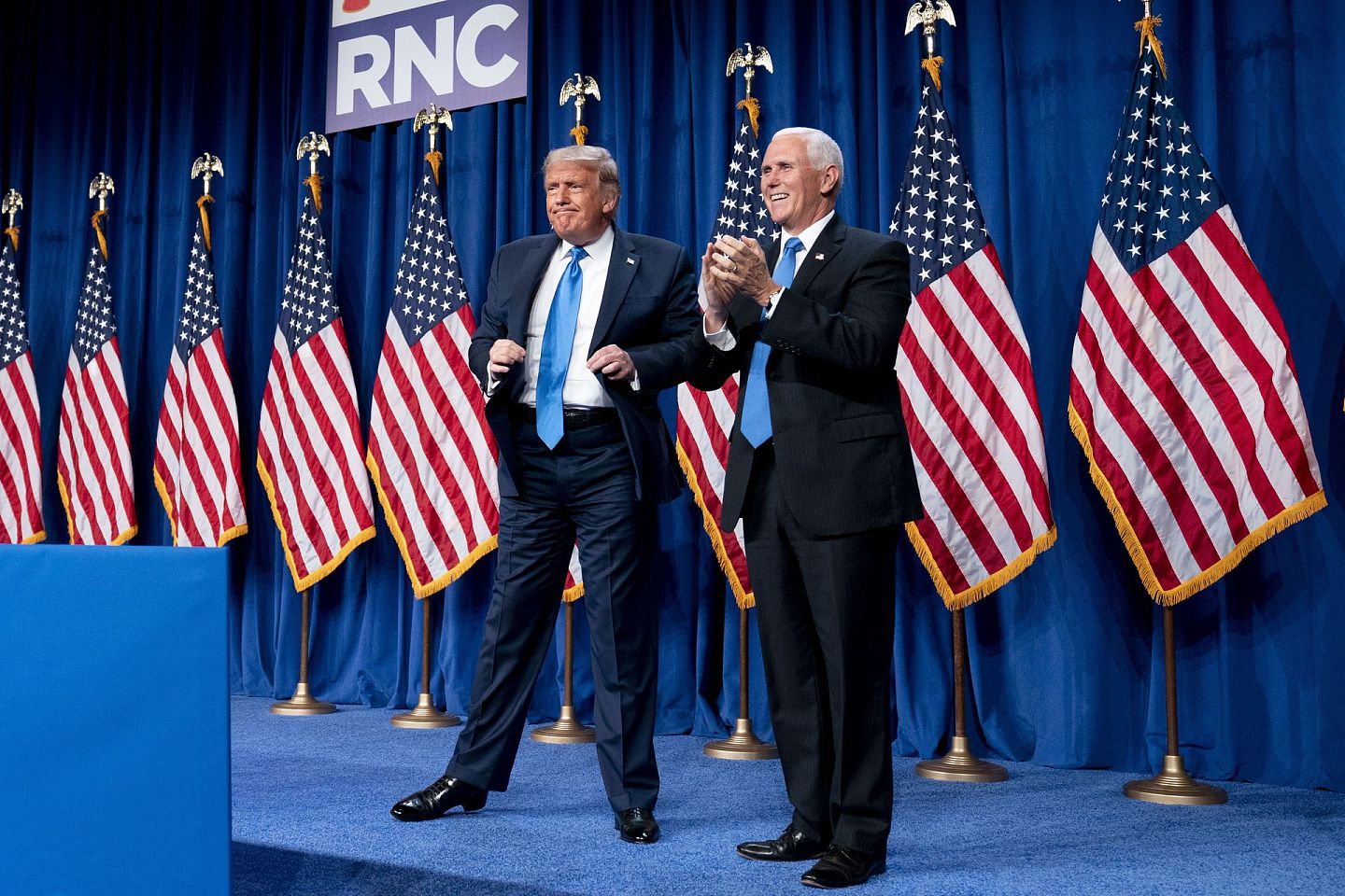 8月24日，美国总统特朗普和副总统彭斯在北卡罗来纳州夏洛特举行的2020年共和党全国代表大会录播现场露面。（AP）