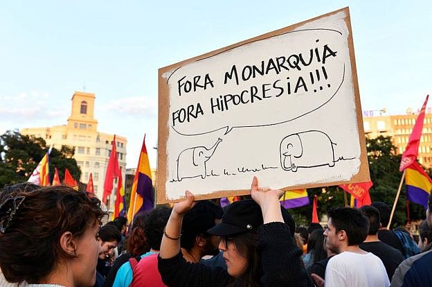 2014年，拥护共和的西班牙民众在前国王卡洛斯宣布退位后上街游行。