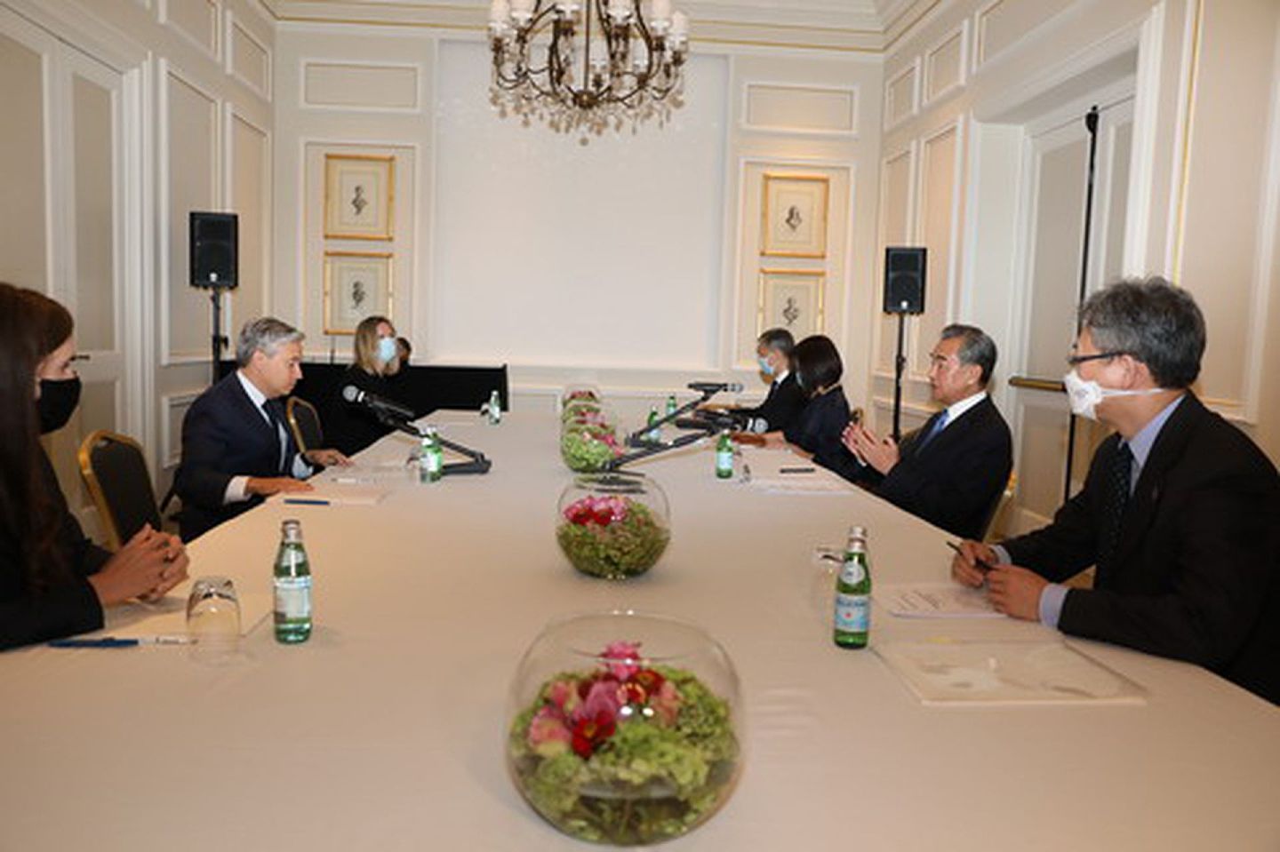 2020年8月25日，中国国务委员兼外长王毅在罗马与加拿大外长商鹏飞举行会晤。（中国外交部）