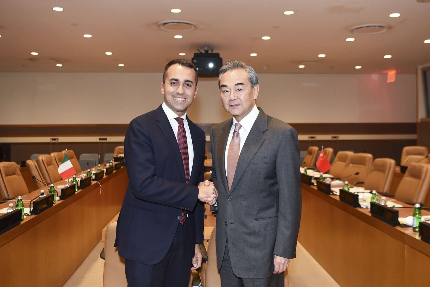 2019年9月25日，中国国务委员兼外长王毅（右）在纽约出席联合国大会期间会见意大利外长迪马约。（新华社）