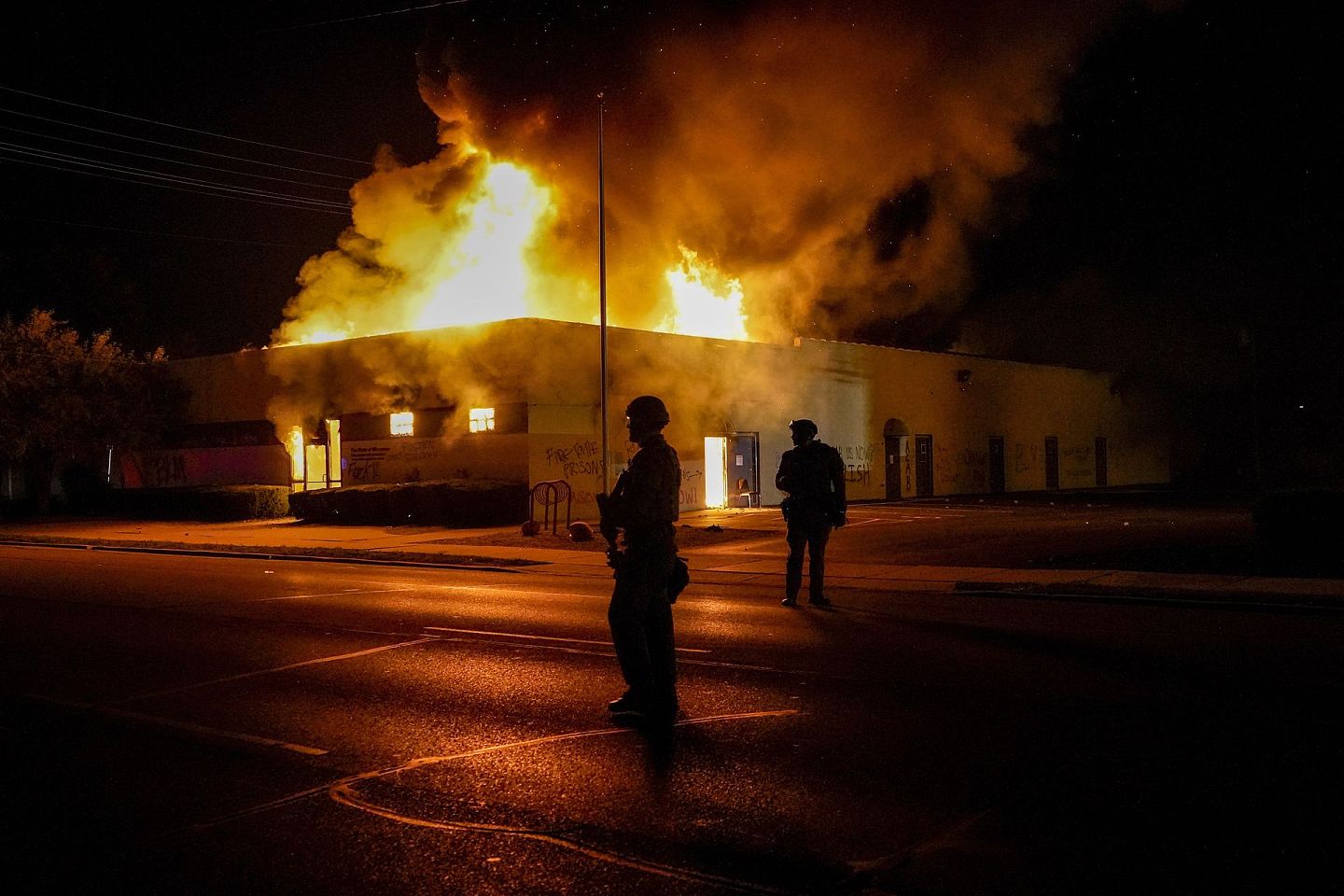 图为2020年8月24日，美国威斯康星州基诺沙一个惩教部门建筑物被焚毁。（AP）