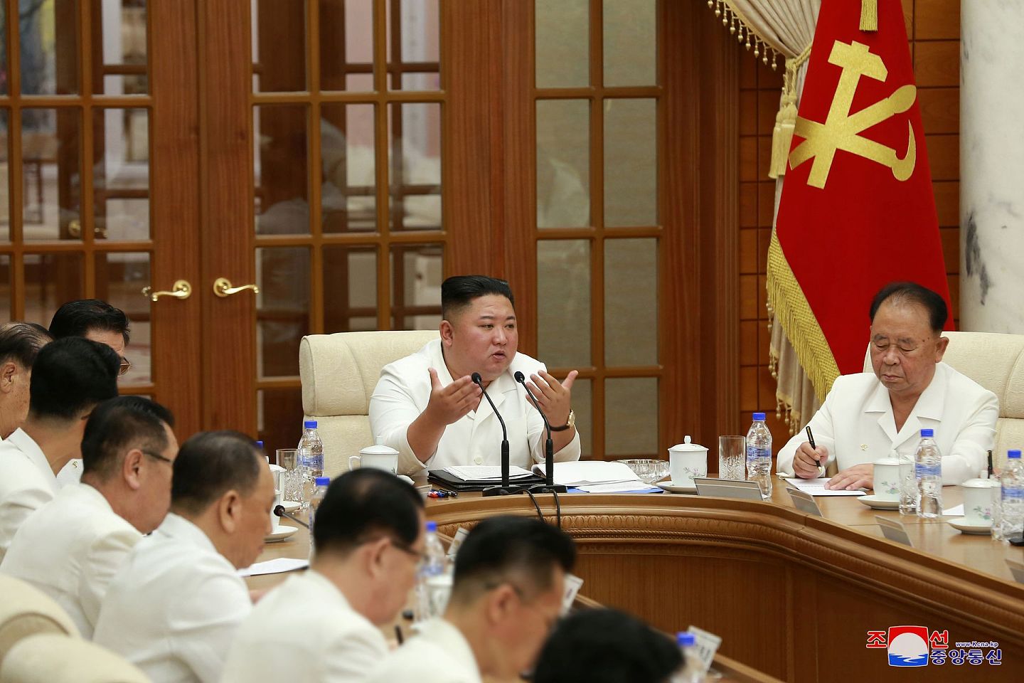 图为8月25日，朝中社发布的照片，金正恩正主持劳动党会议，就国家防疫工作检讨。（Reuters）