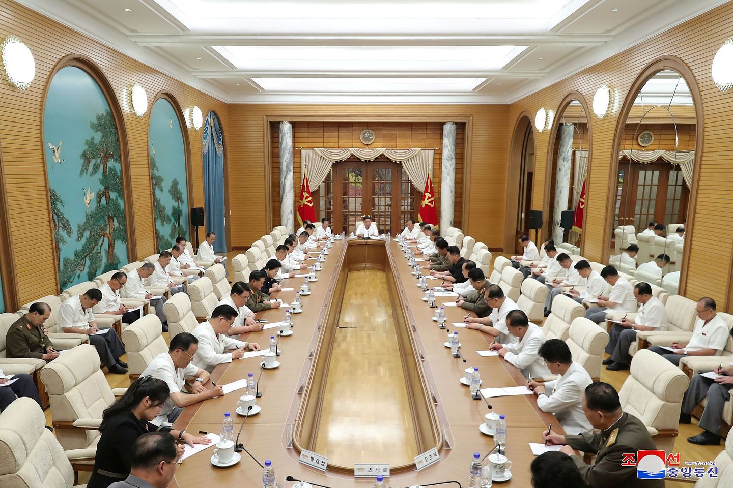 图为8月25日，朝中社发布的照片，金正恩正主持劳动党会议。（Reuters）