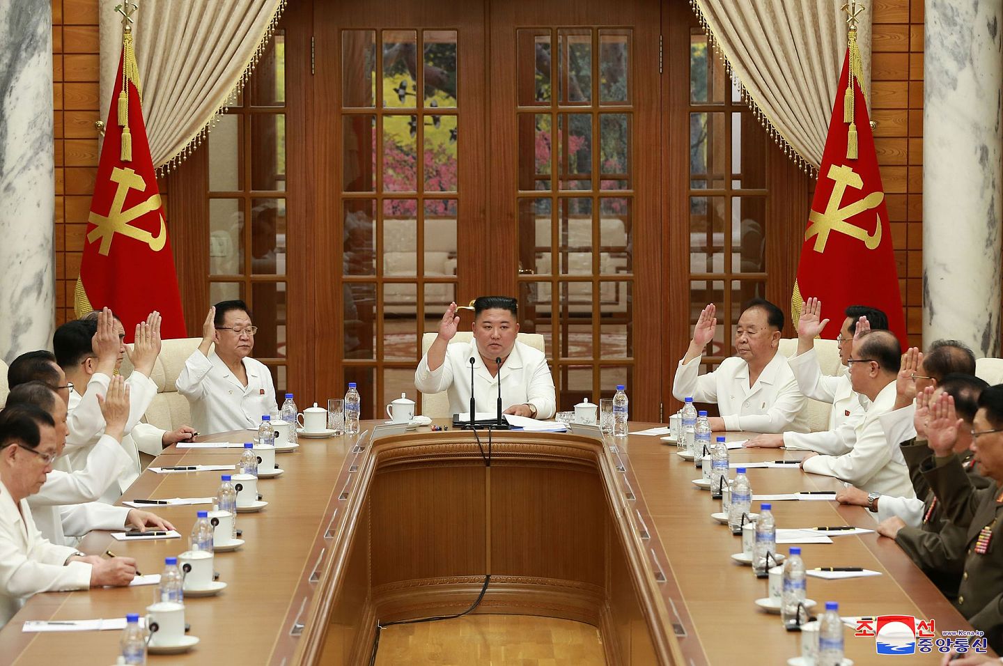图为8月25日，朝中社发布的照片，金正恩正主持劳动党会议，同时指示小组就台风来袭做好防备措施。（Reuters）