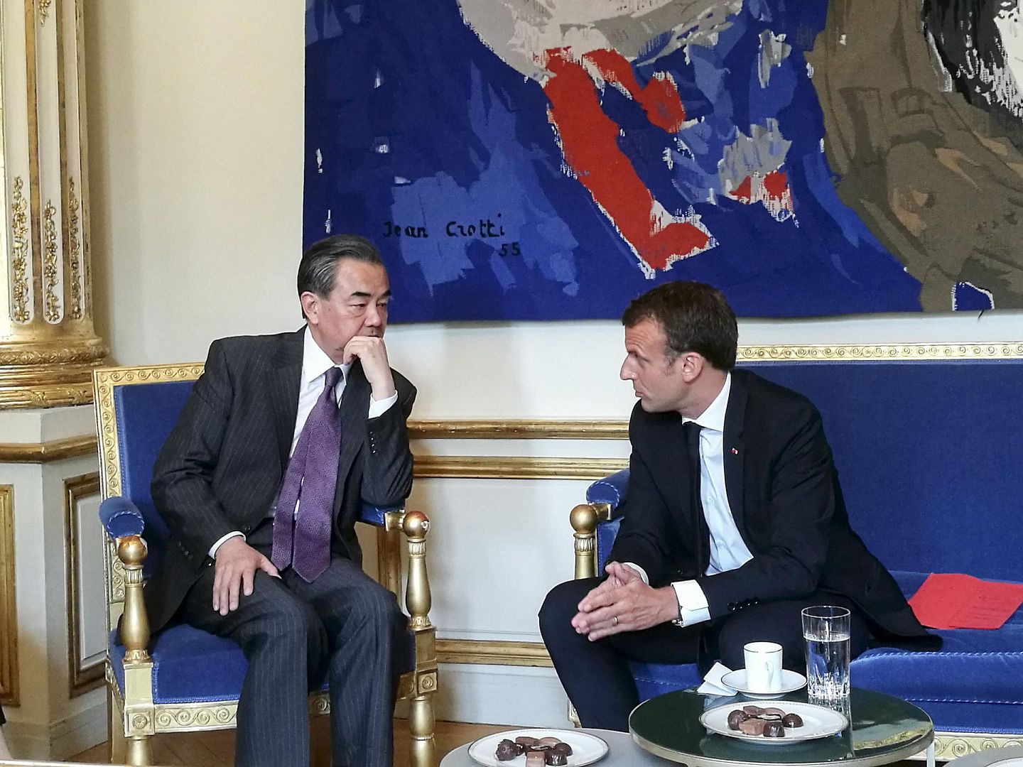 2018年5月16日，法国总统马克龙（Emmanuel Macron）在巴黎爱丽舍宫会见王毅。（新华社）
