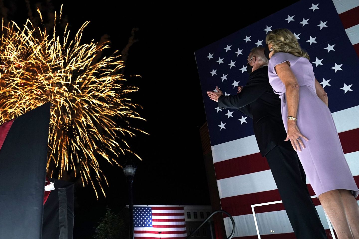 8月20日，民主党全国代表大会第四晚，民主党总统候选人拜登和他的妻子吉尔（Jill Biden）观看烟花表演，当晚的烟花表演让民主党全代会达到高潮。（AP）