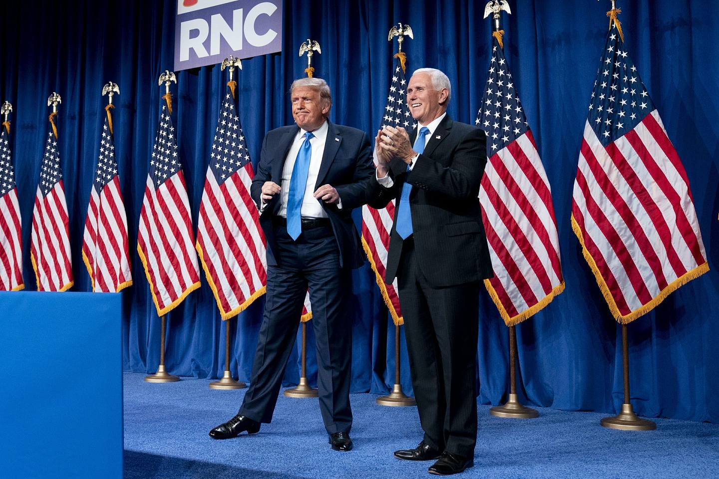8月24日，美国总统特朗普和副总统彭斯在北卡罗来纳州夏洛特举行的2020年共和党全国代表大会录播现场露面。 （AP）