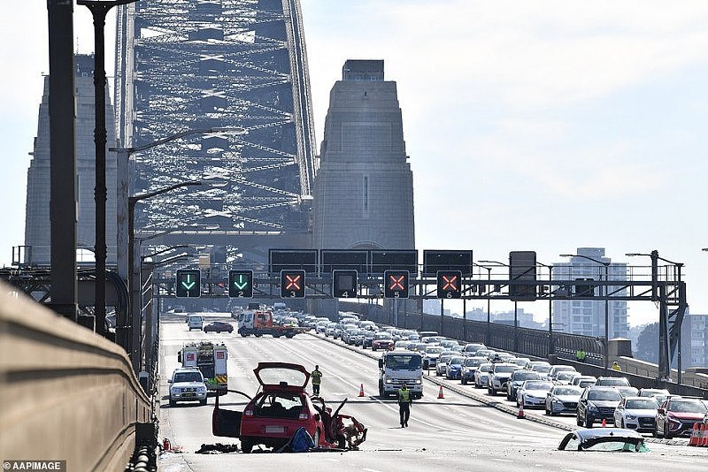 悉尼海港大桥今晨发生惨烈车祸，致1死4伤！事故现场严重拥堵（视频/组图） - 16
