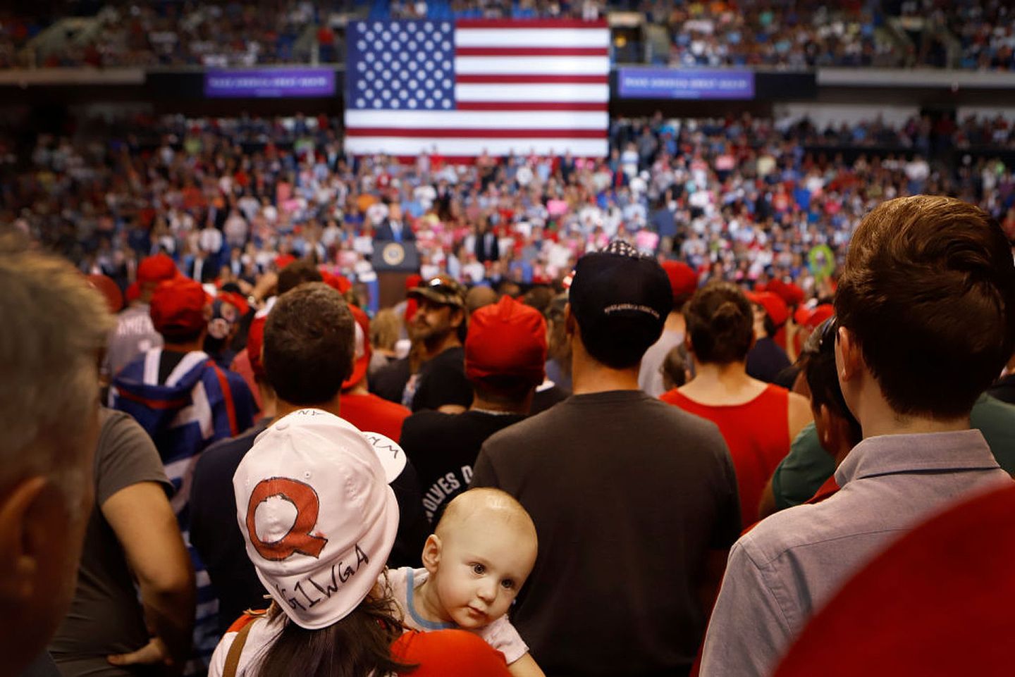 抱着婴儿参与特朗普支持者集会的人竟然也是QAnon支持者。（GettyImages）
