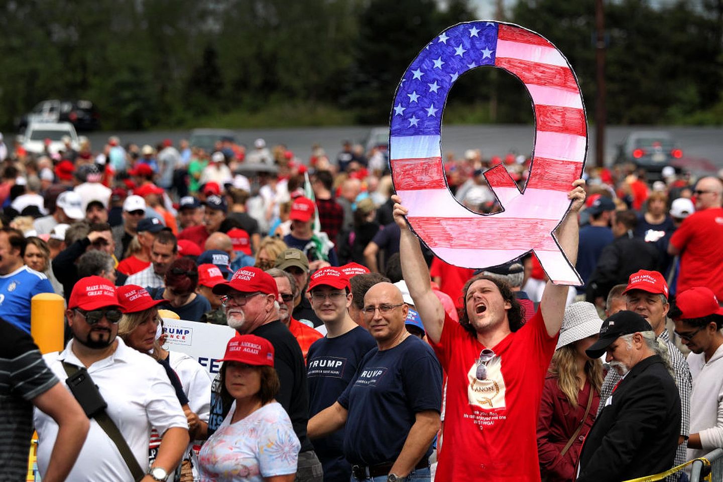在特朗普支持者集会上，有人高举“Q”字纸牌。（GettyImages）