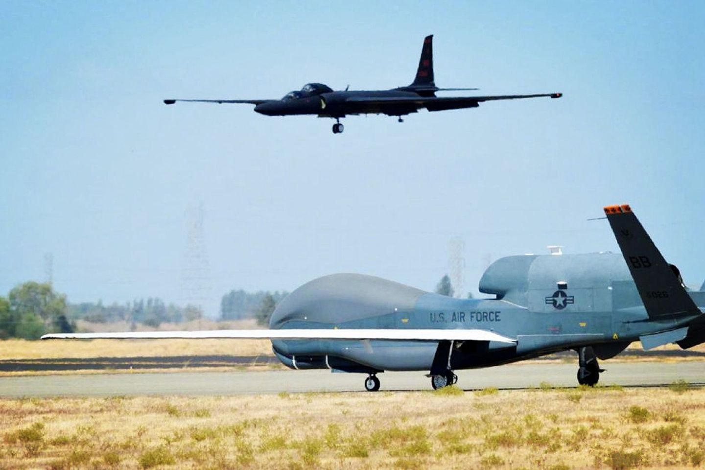 2020年8月25日，美军U-2高空侦察机闯入解放军演习禁飞区。图为美军侦察机出动。（微博@乌龙防务评论）