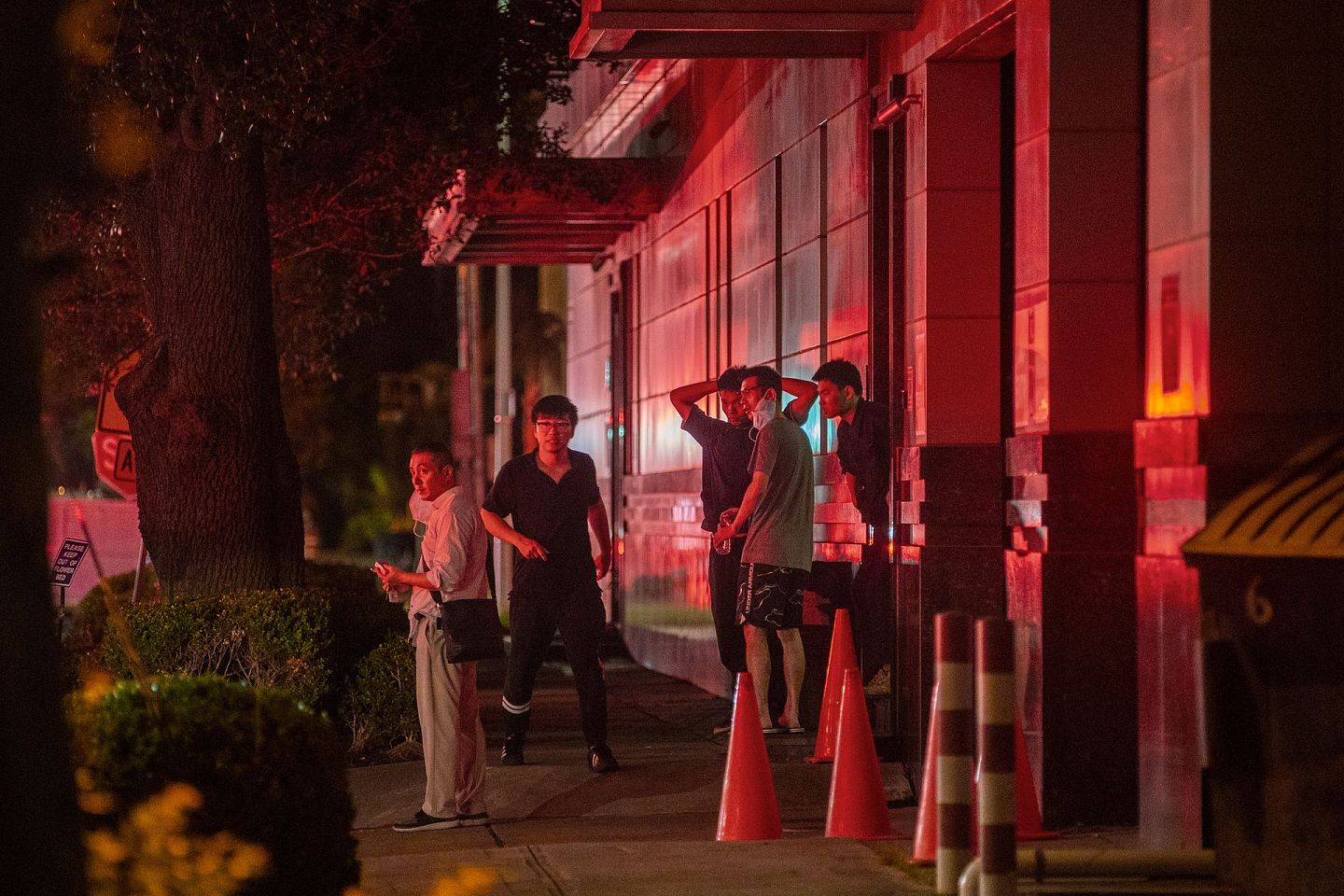 7月21日，中国驻休斯敦总领事馆发生火灾，当地消防部门对火灾做出回应，人们在一旁观看。（AP）