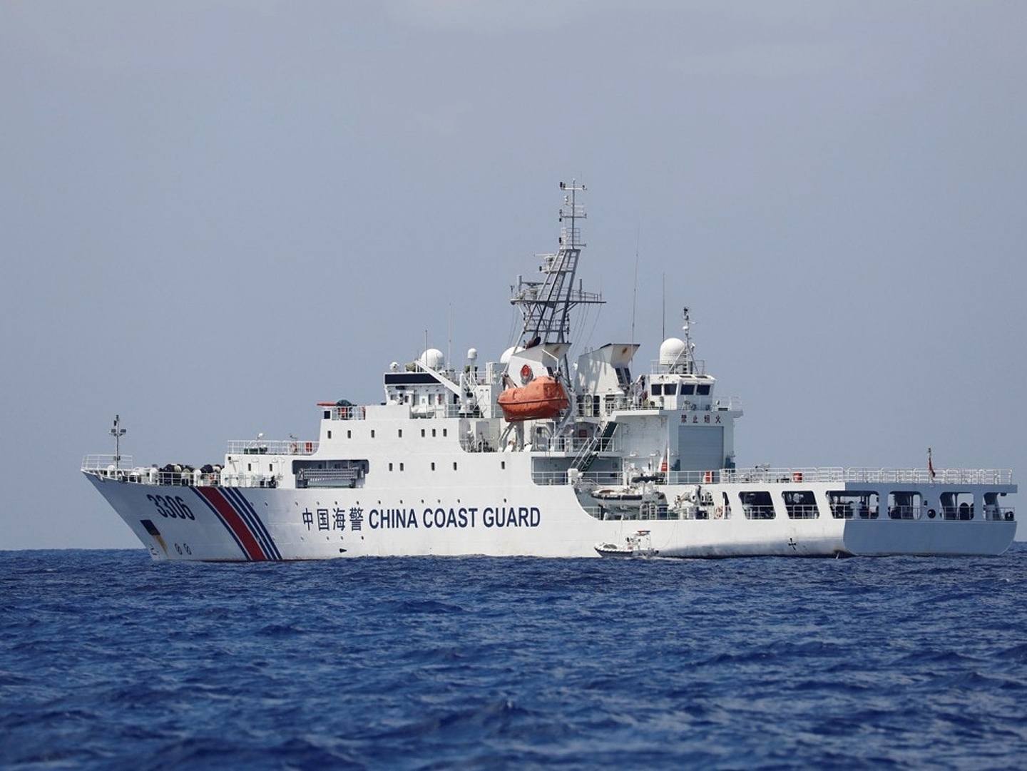 中國海警微博昨日（26日）發出公告，指廣東省海警在8月23日9時許，在香港東南水域對出的中國水域，截獲一艘涉嫌非法越境船隻，捕獲10名「涉嫌非法越境人員」。