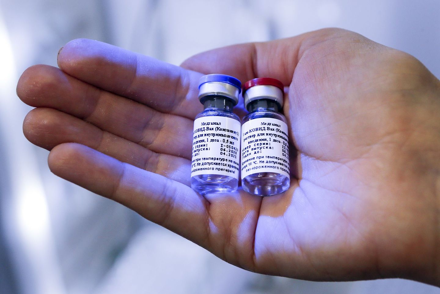 俄罗斯疫苗：相中的两个小瓶子，是置于加马列亚研究所的“卫星V”疫苗。（AP）