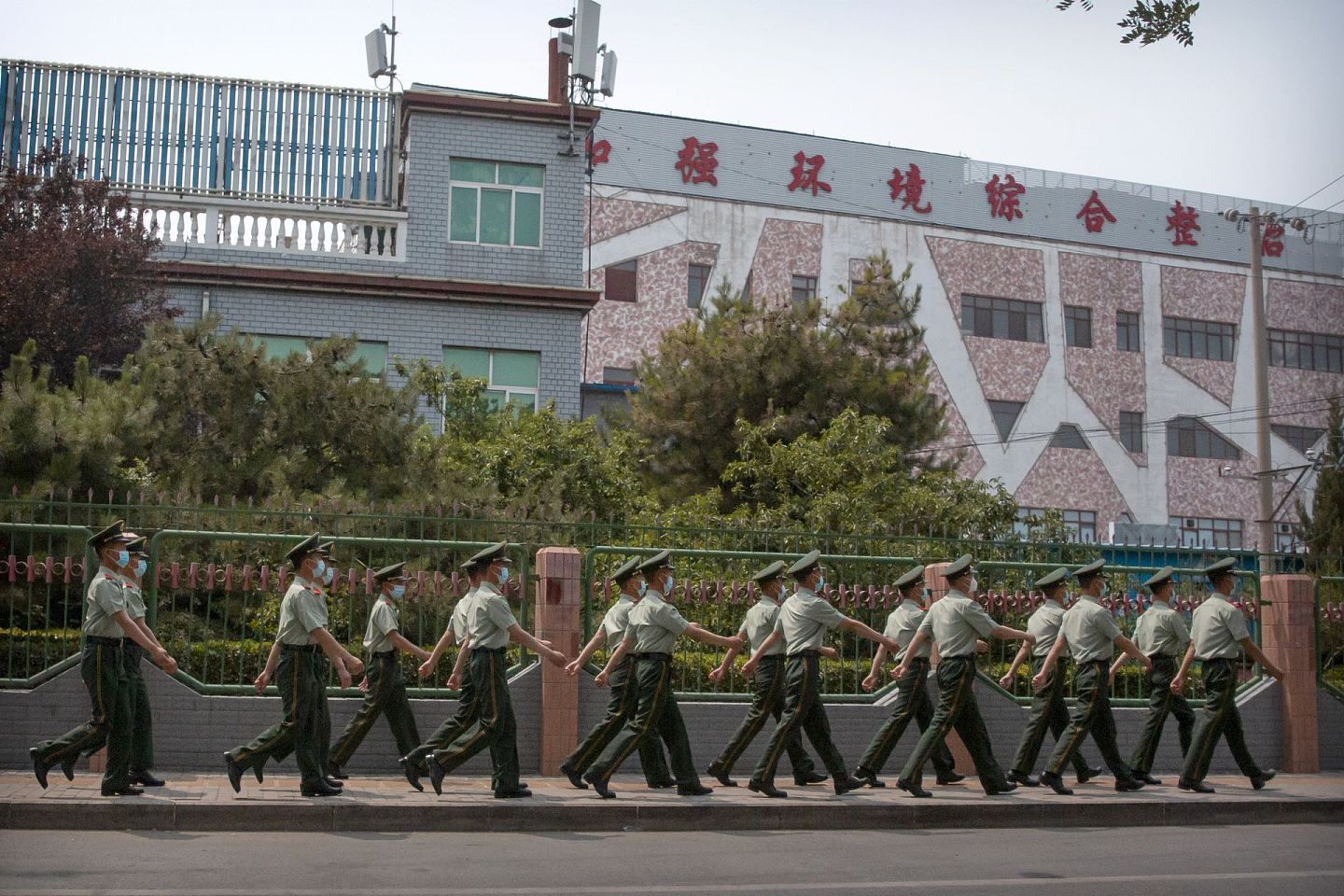 2020年6月13日，中国北京新发地批发市场爆发新一轮新冠肺炎疫情，市场暂时休市。武警进驻新发地市场进行封锁。（AP）