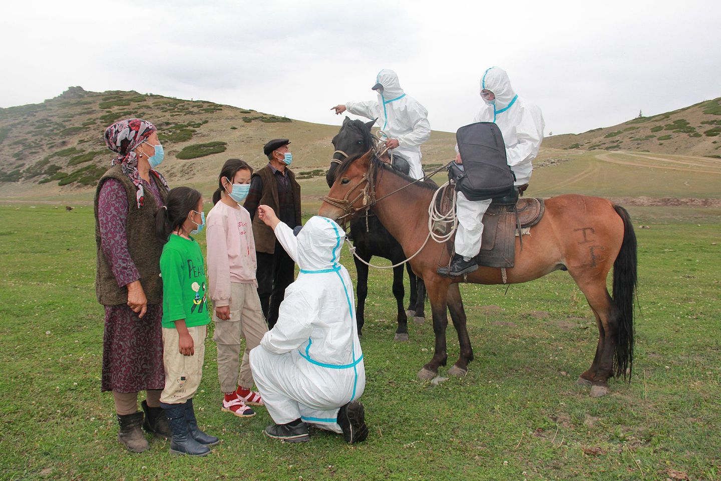 随后，新疆也爆发新一轮疫情，从城市到牧区，医护人员对民众进行防护宣讲和检测。（人民视觉）