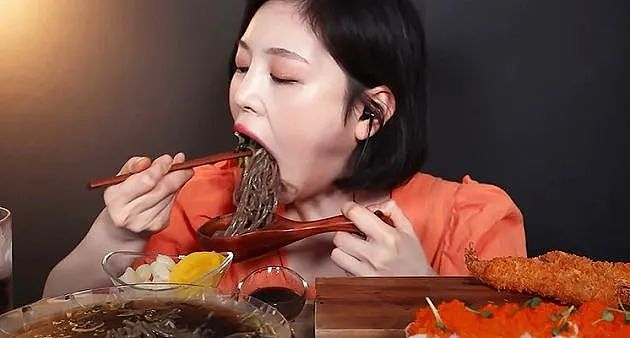 韩国吃播网红被曝作弊假吃，吐食物前对摄影师做秘密手势？！（组图） - 5
