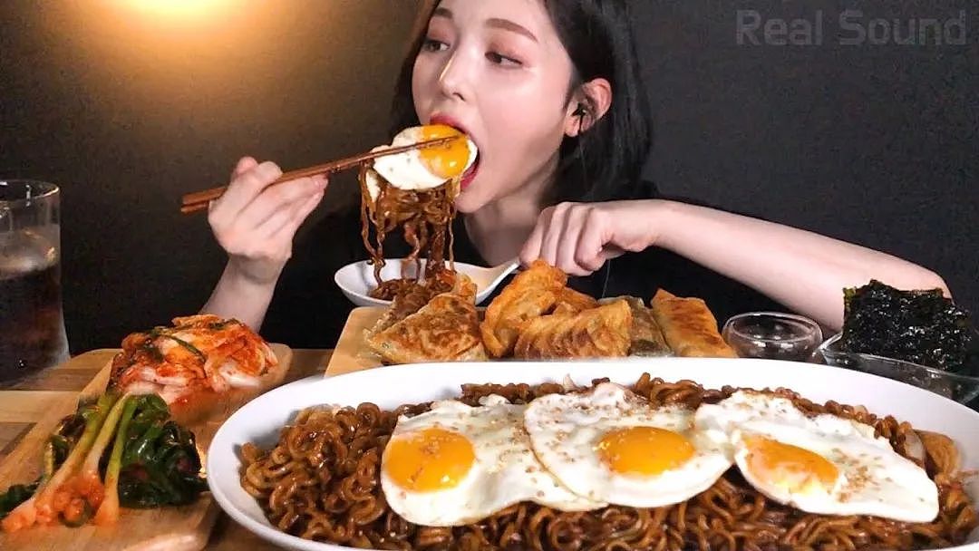 韩国吃播网红被曝作弊假吃，吐食物前对摄影师做秘密手势？！（组图） - 7