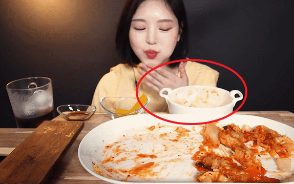 韩国吃播网红被曝作弊假吃，吐食物前对摄影师做秘密手势？！（组图） - 9