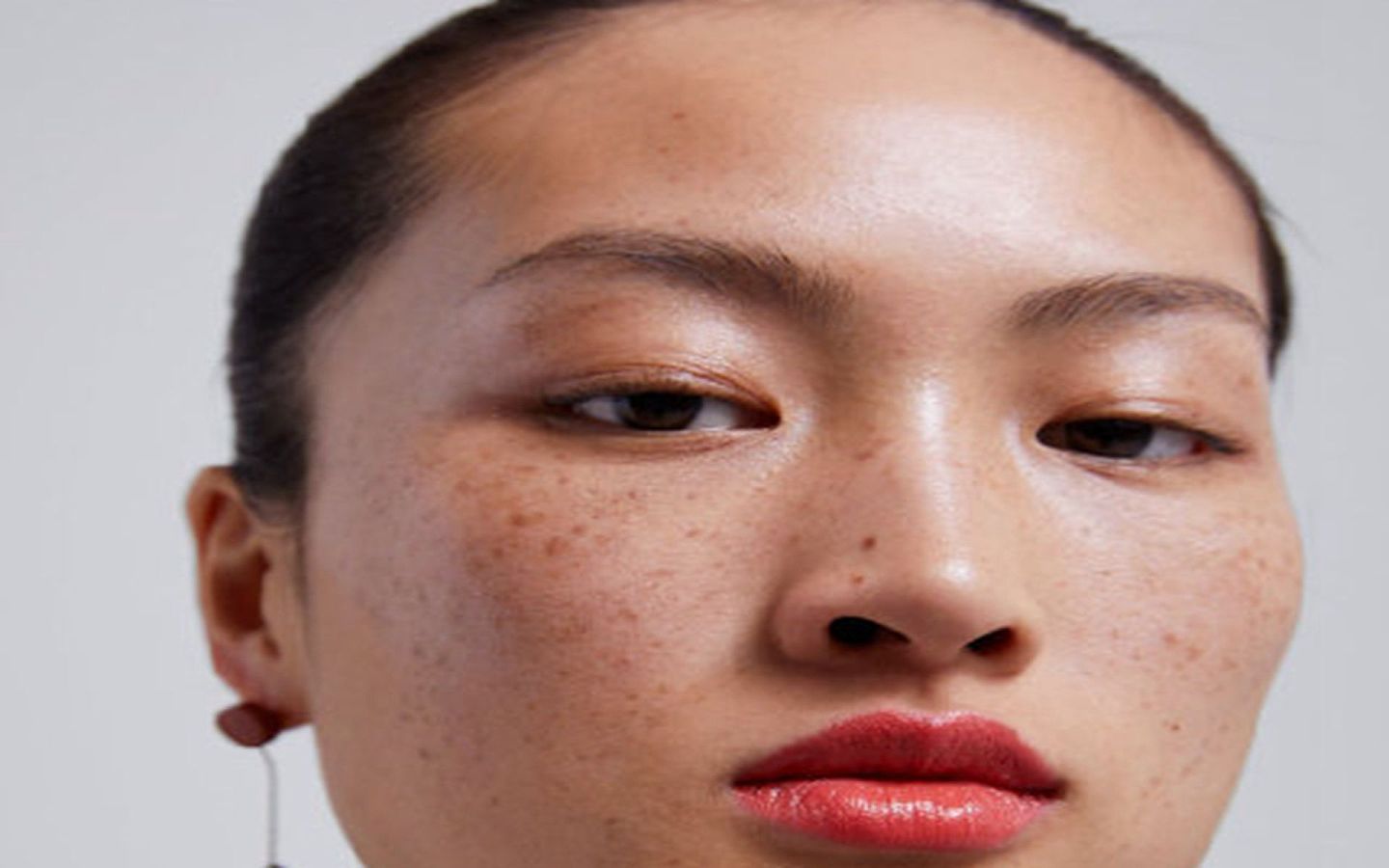 西班牙服装品牌ZARA在社交平台发布旗下最新的产品，照片中的中国模特李静雯满脸雀斑，皮肤粗糙无光泛黑，之后被网友质疑是在故意丑化亚洲女性，涉嫌辱华。（@相信设计）