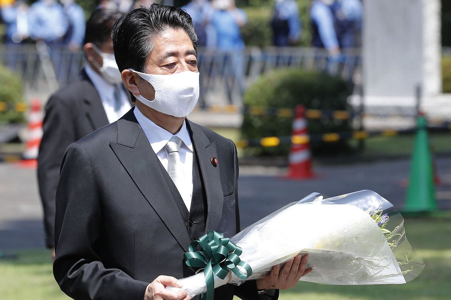 对外界来说，安倍在2020年8月15日专门前往千鸟渊墓地献花的举动让很多人以为2020年的日本或将波澜不惊地结束。（美联社）